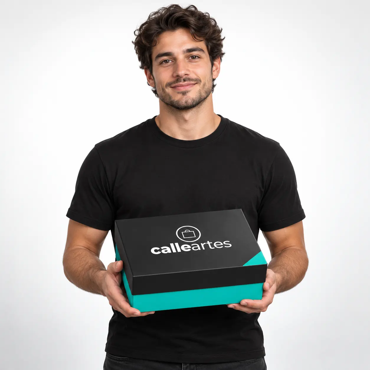 Pessoa segurando uma caixa personalizada Calleartes